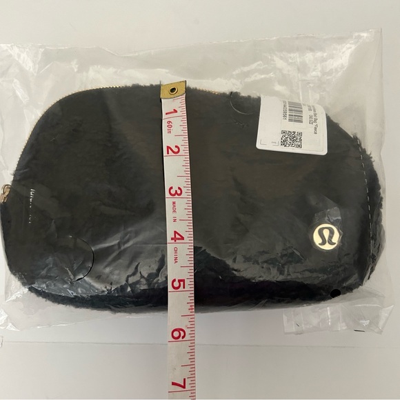 Lululemon Black Fleece everywhere shoulder belt bag size 1L - Picture 4 of 5